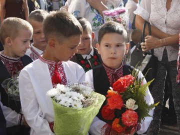Квіти Герою та короваї: перший дзвінок в Іваничах. ФОТО
