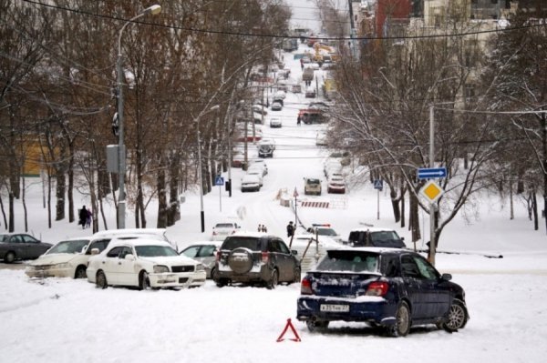 Масова аварія в Росії: вулиця стала звалищем битих машин. ФОТО. ВІДЕО