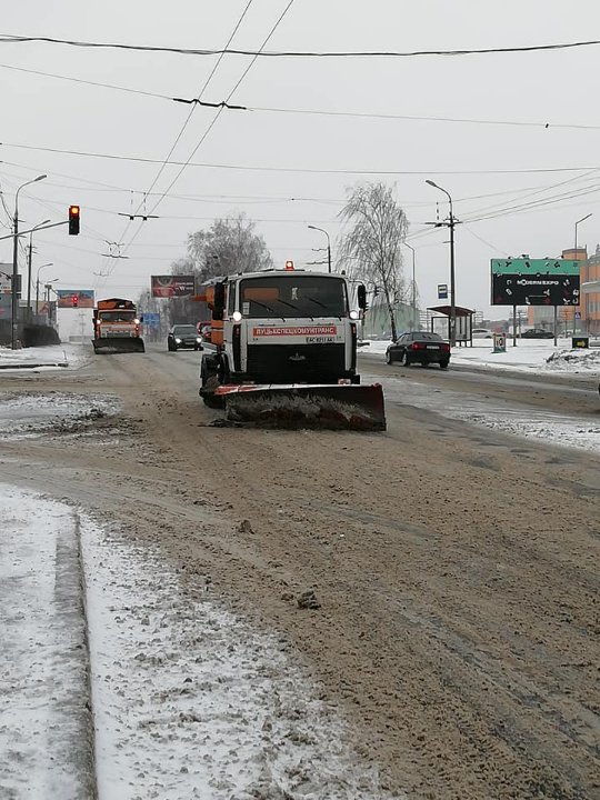 Від снігу тротуари Луцька чистять 12 машин. ФОТО
