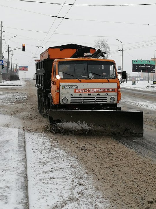 Від снігу тротуари Луцька чистять 12 машин. ФОТО