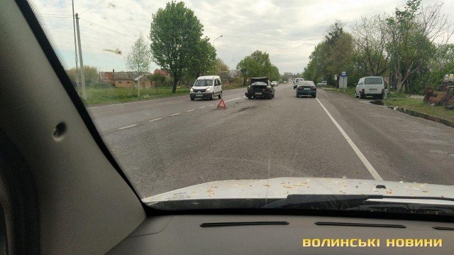 На трасі у Рованцях зіткнулись легковик і бус. ФОТО