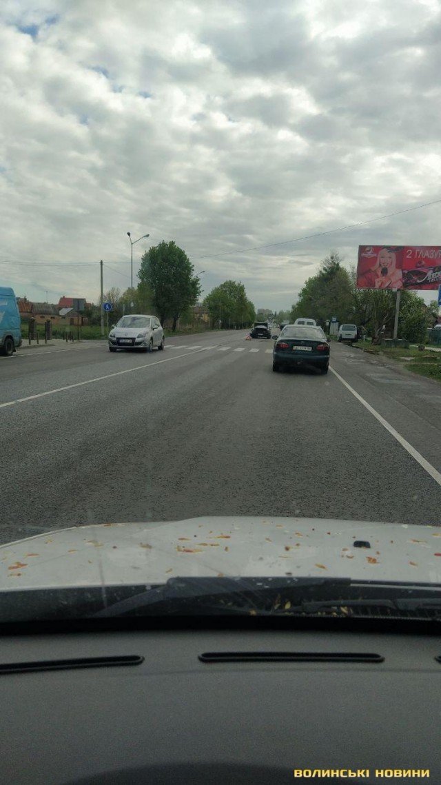 На трасі у Рованцях зіткнулись легковик і бус. ФОТО