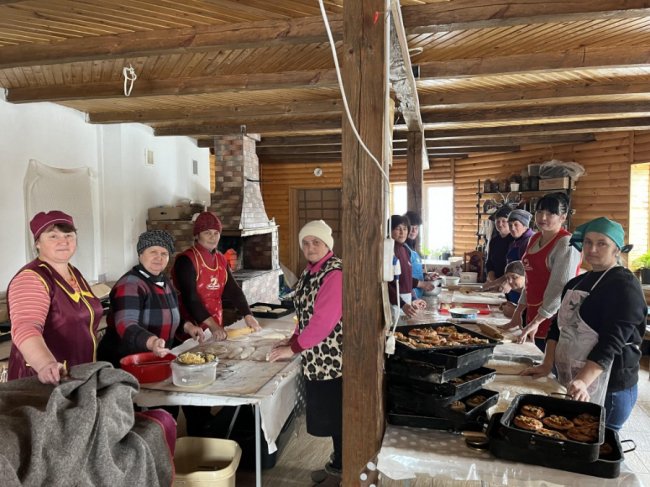 Волинянки готують військовим борщі-голубці і підібрали Путіну костюм на смерть. ФОТО