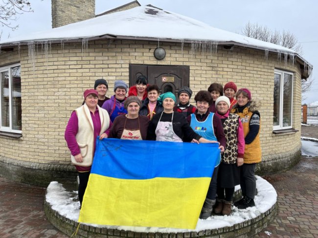 Волинянки готують військовим борщі-голубці і підібрали Путіну костюм на смерть. ФОТО