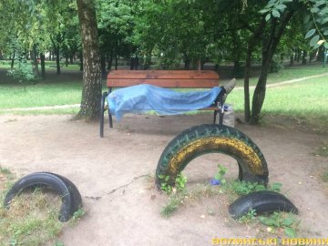 У луцькому сквері знайшли тіло атовця. ФОТО 18+