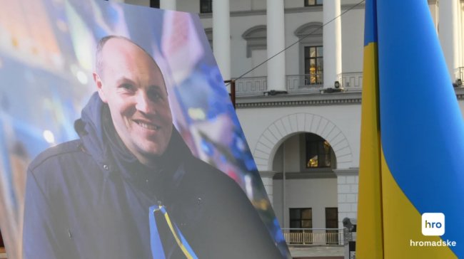 У Львові триває прощання з Андрієм Парубієм, в Києві також зібралися сотні людей. ФОТО