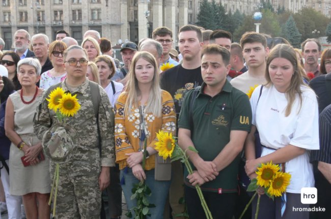 У Львові триває прощання з Андрієм Парубієм, в Києві також зібралися сотні людей. ФОТО