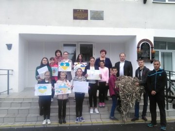 На Волині гімназисти передали воїнам АТО маскувальну сітку