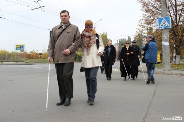 У Луцьку «на ділі» показали, як живеться незрячим. ФОТО