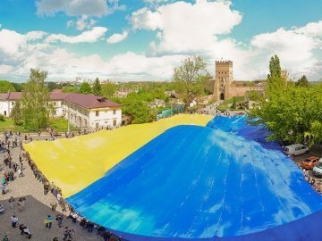 Розгортанню величезного прапора України в Луцьку присвятили фотовиставку
