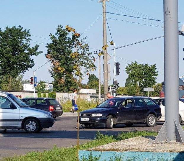 Ранкова аварія у Луцьку: на світлофорі стукнулись дві автівки. ФОТО