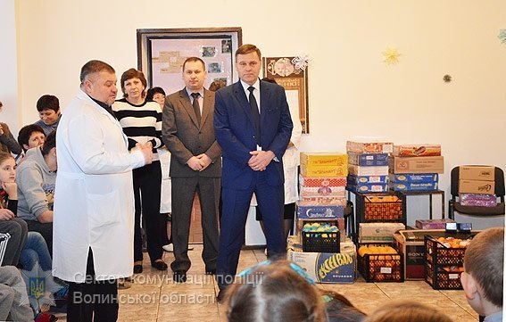 Волинська поліція подарувала малечі домашній кінотеатр із караоке