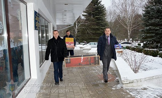 Волинська поліція подарувала малечі домашній кінотеатр із караоке