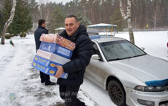 Волинська поліція подарувала малечі домашній кінотеатр із караоке