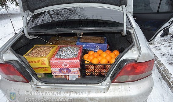 Волинська поліція подарувала малечі домашній кінотеатр із караоке