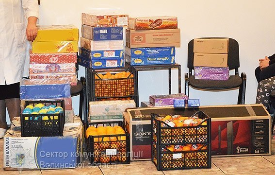 Волинська поліція подарувала малечі домашній кінотеатр із караоке