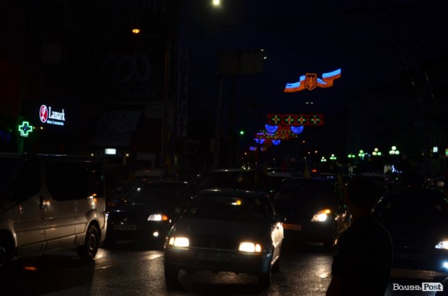 Тисячі людей у центрі Луцька зустріли загиблого Героя. ФОТО