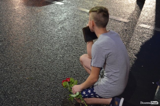 Тисячі людей у центрі Луцька зустріли загиблого Героя. ФОТО