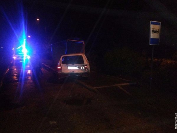 Аварія у Нововолинську: авто в'їхало в зупинку. ФОТО