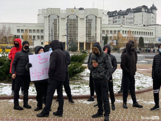 Під Волинську ОДА привели козу і «прощальний» оркестр. ФОТО