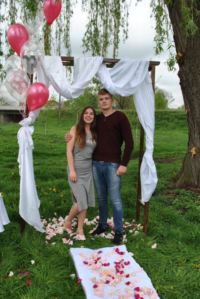 Їхала рятувати коханого, а стала нареченою: романтична історія освідчення на Волині. ФОТО