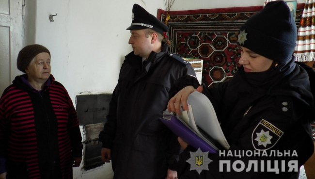 Волинські поліцейські роблять поквартирний обхід для знайомства з населенням. ВІДЕО