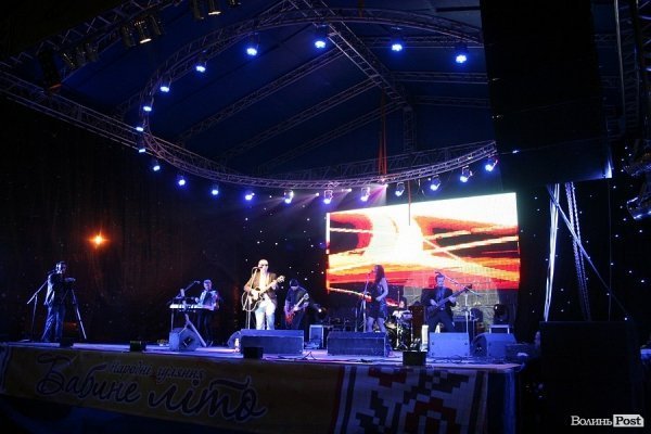 У Луцьку  роздавали борщ під наглядом охорони. ФОТО