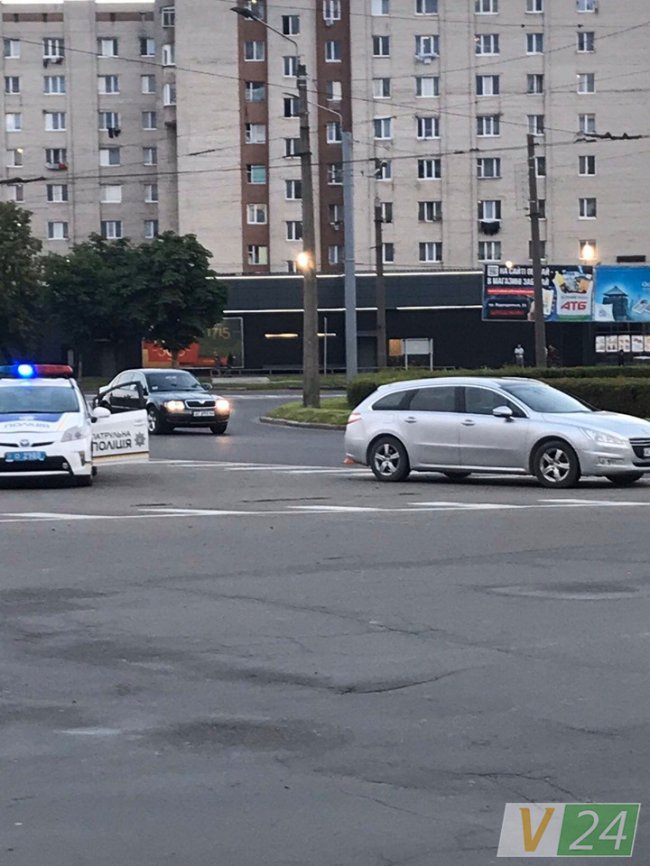 У Луцьку на кільці зіткнулись два легковики. ФОТО