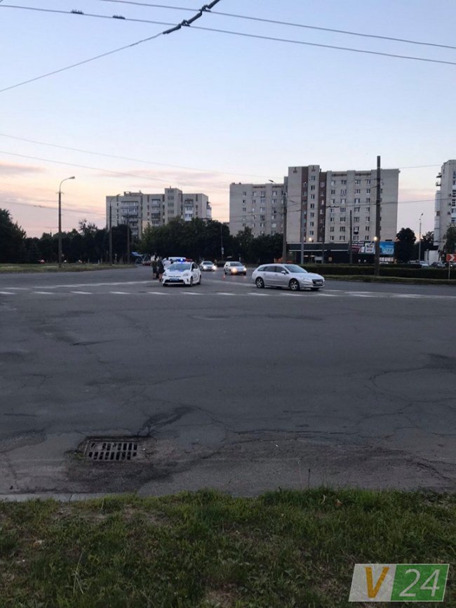 У Луцьку на кільці зіткнулись два легковики. ФОТО