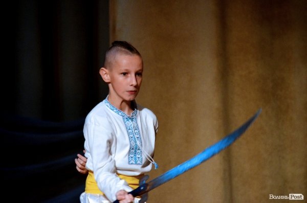 У Луцьку козаки показали свою майстерність в бойовому гопаці.ФОТО