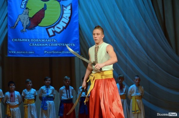 У Луцьку козаки показали свою майстерність в бойовому гопаці.ФОТО