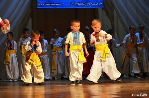 У Луцьку козаки показали свою майстерність в бойовому гопаці.ФОТО