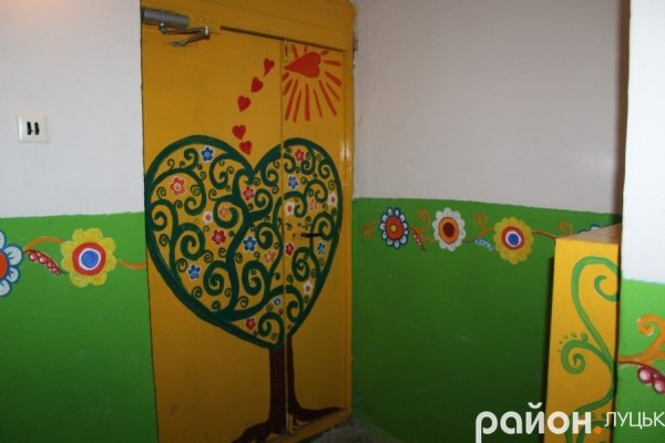 Лучани втомилися від сірості та розмалювали будинок неймовірними барвами