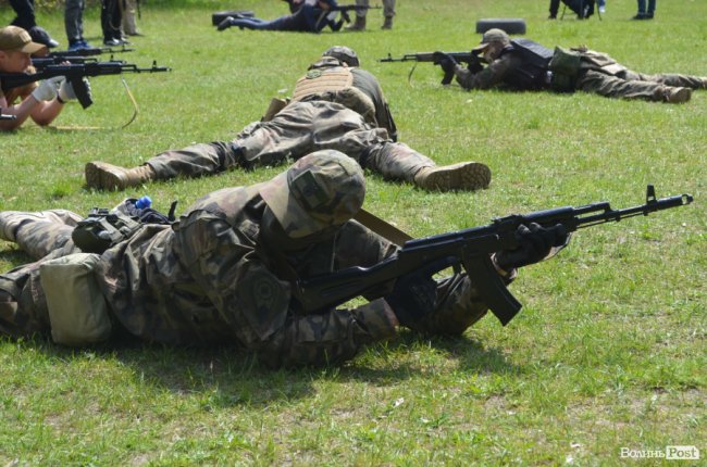 Броньованим «Камазом» – на полігон: луцьких депутатів вчили військовим дисциплінам