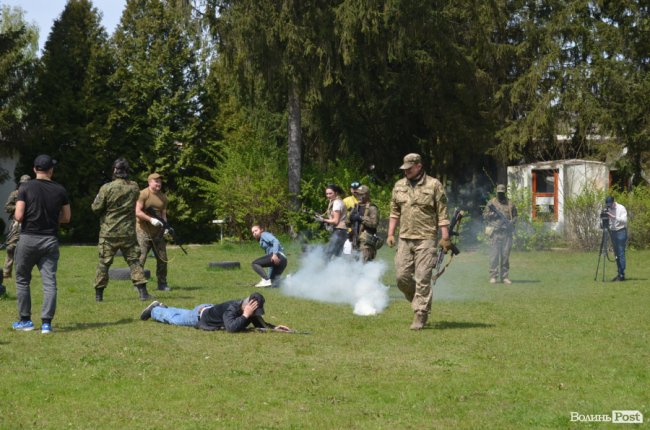 Броньованим «Камазом» – на полігон: луцьких депутатів вчили військовим дисциплінам