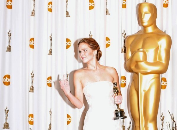 Дженніфер Лоуренс з щойно отриманим Оскаром за кращу жіночу роль у фільмі «Мій хлопець – псих» , 24 лютого 2013 року. MIKE BLAKE, США