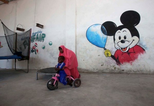 Діти граються поблизу готелю в Могадишо, 10 жовтня 2013. FEISAL OMAR, Сомалі