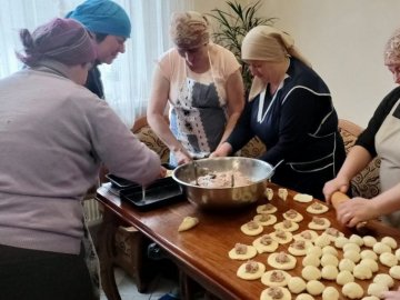 Тисяча пирогів щодня: як волинські господині готують домашню випічку для бійців