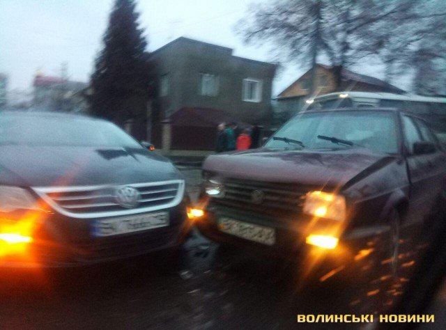 У центрі Луцька гепнулися чотири автівки. ФОТО