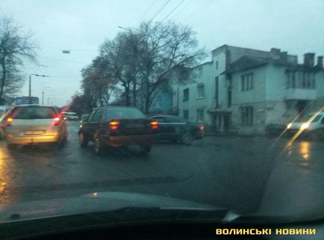 У центрі Луцька гепнулися чотири автівки. ФОТО