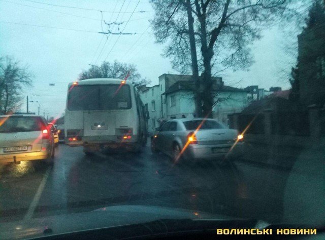 У центрі Луцька гепнулися чотири автівки. ФОТО
