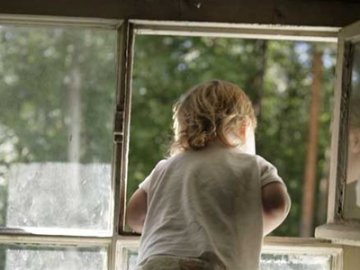 5-річний хлопчик намагався втекти з дитсадка і випав з вікна