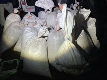 На Житомирщині поліція затримала авто з 700 кг бурштину