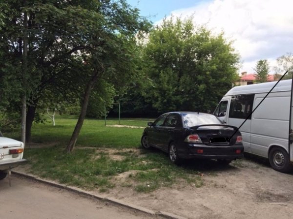 Досить часто автомобілі паркують в сусідньому дворі будинку, що навпроти басейну