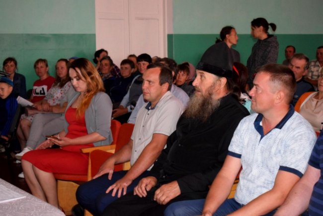 «Треба бути сліпим, щоб не бачити, скільки Івахів робить для округу»: як ратнівчани зустрічали народного депутата*