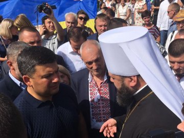 У центрі Луцька Гройсман привітав молодят. ФОТО