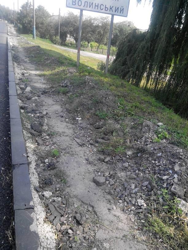 У Володимирі після ремонту дороги «забули» про тротуари. ФОТО