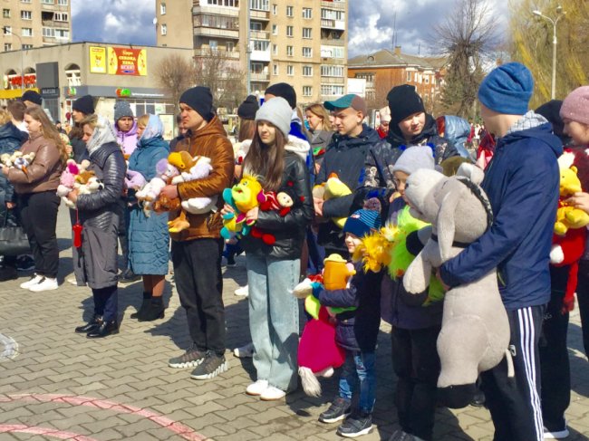 У Ковелі діти виклали іграшками слово «Буча». ФОТО