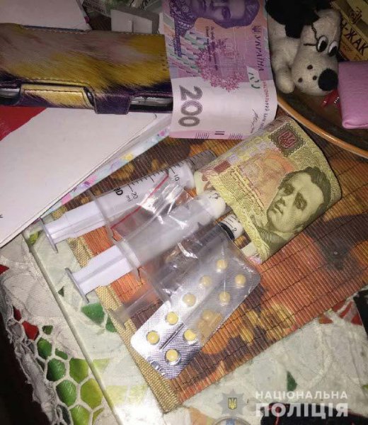 Лучанин купляв заборонені таблетки у рівненської наркоманки