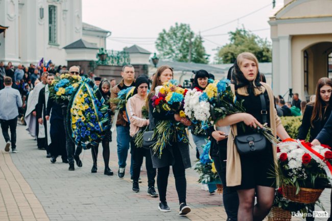 «Історія, яку ми не повинні забувати». У Луцьку віддали останню шану двом захисникам. ФОТО 